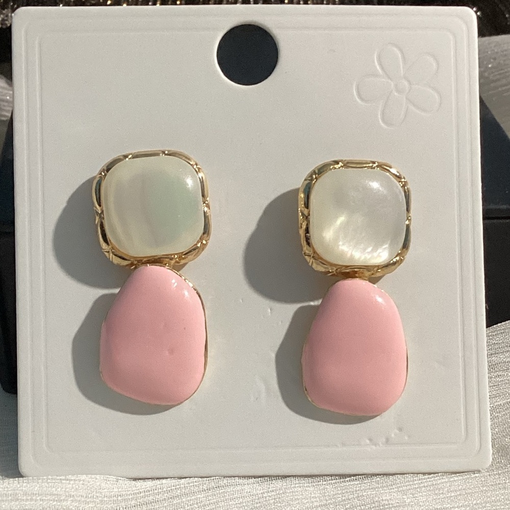 🌸Elegant GoldTone light pink & Translucent white  resin geometric drop earrings